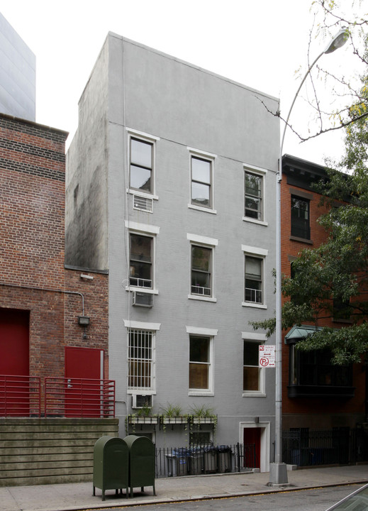 306 W 19th St in New York, NY - Building Photo