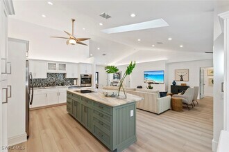 339 4th Ave N in Naples, FL - Building Photo - Building Photo