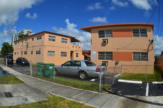 Royal Apartments in Miami, FL - Building Photo - Building Photo