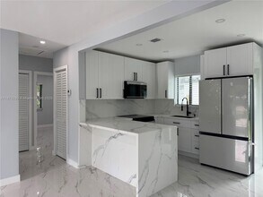 16440 NE 10th Ave in North Miami Beach, FL - Building Photo - Building Photo