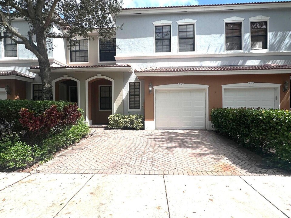 235 W Chrystie Cir in Delray Beach, FL - Building Photo