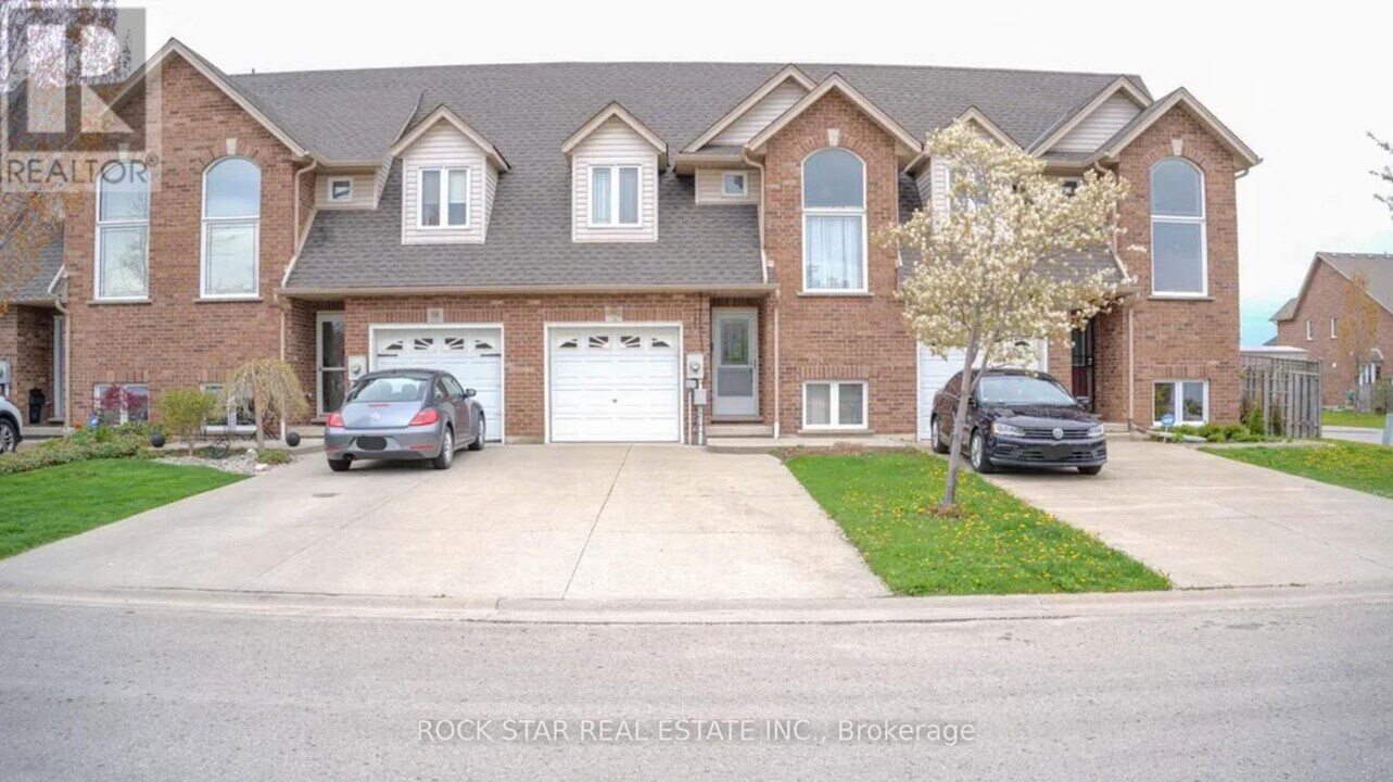 21 Bluegrass Crescent in St Catharines, ON - Building Photo