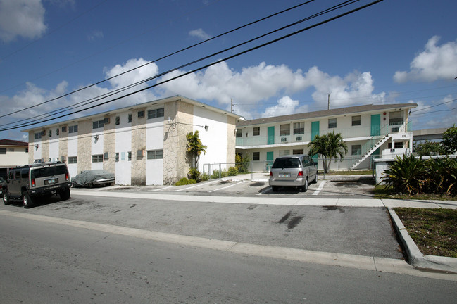 Carriage House Apartments in Hialeah, FL - Foto de edificio - Building Photo