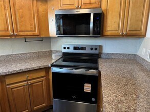 8323 Lake Dr in Doral, FL - Building Photo - Building Photo