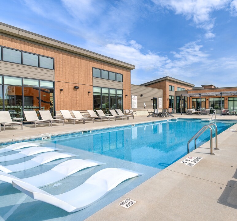 Statesman Apartments in Franklin, WI - Building Photo