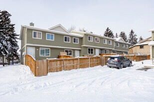137 Deerfield Dr SE in Calgary, AB - Building Photo