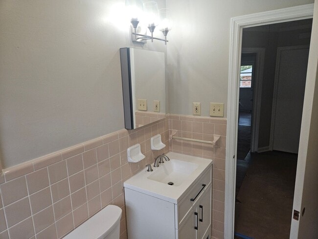 1151 Pinehurst Dr in Smyrna, GA - Foto de edificio - Building Photo
