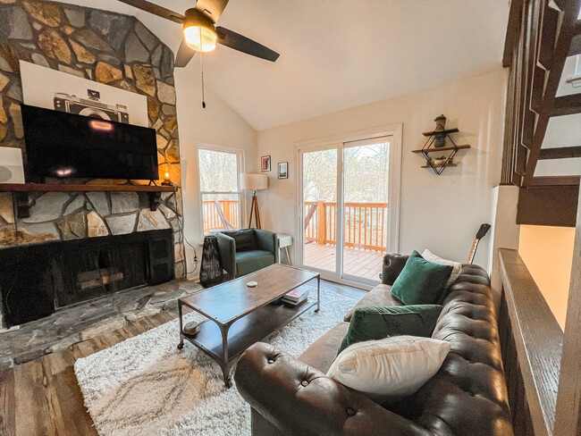 8012 Briardale Dr, Unit Main Bedroom in Charlotte, NC - Foto de edificio - Building Photo