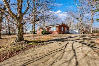 2457 Antioch Church Rd in Clarksville, TN - Foto de edificio - Building Photo