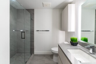 Luxe Villas in Los Angeles, CA - Building Photo - Interior Photo