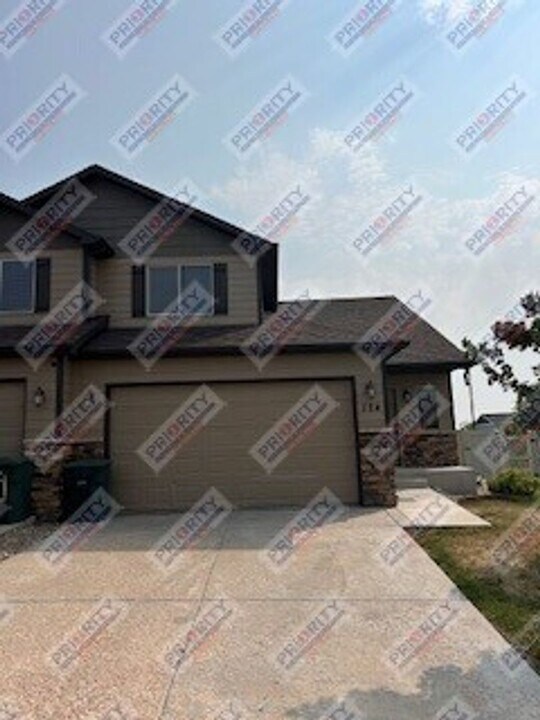 124 Villa Way in Gillette, WY - Building Photo