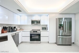 592 Beachwalk Cir in Naples, FL - Foto de edificio - Building Photo