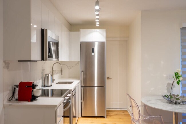 1755 R. Saint-Denis in Montréal, QC - Building Photo - Building Photo