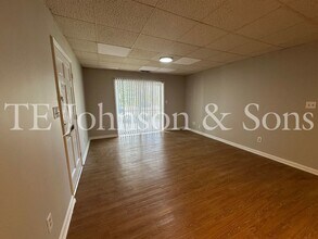 2711 Reynolda Rd in Winston-Salem, NC - Foto de edificio - Building Photo