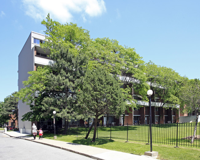 125 Leeward Glenway in Toronto, ON - Building Photo - Building Photo