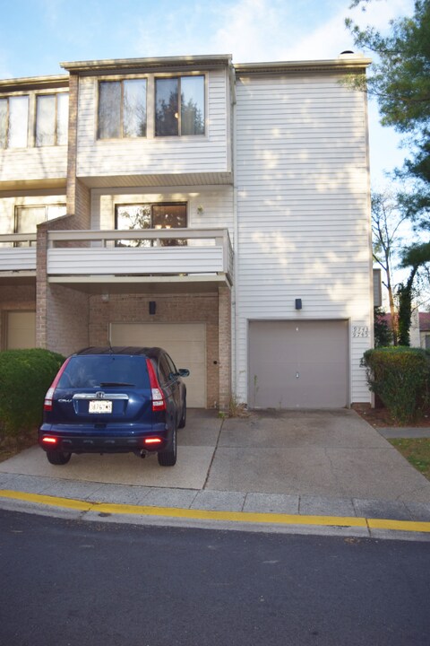 9745 Lake Shore Dr in Gaithersburg, MD - Foto de edificio