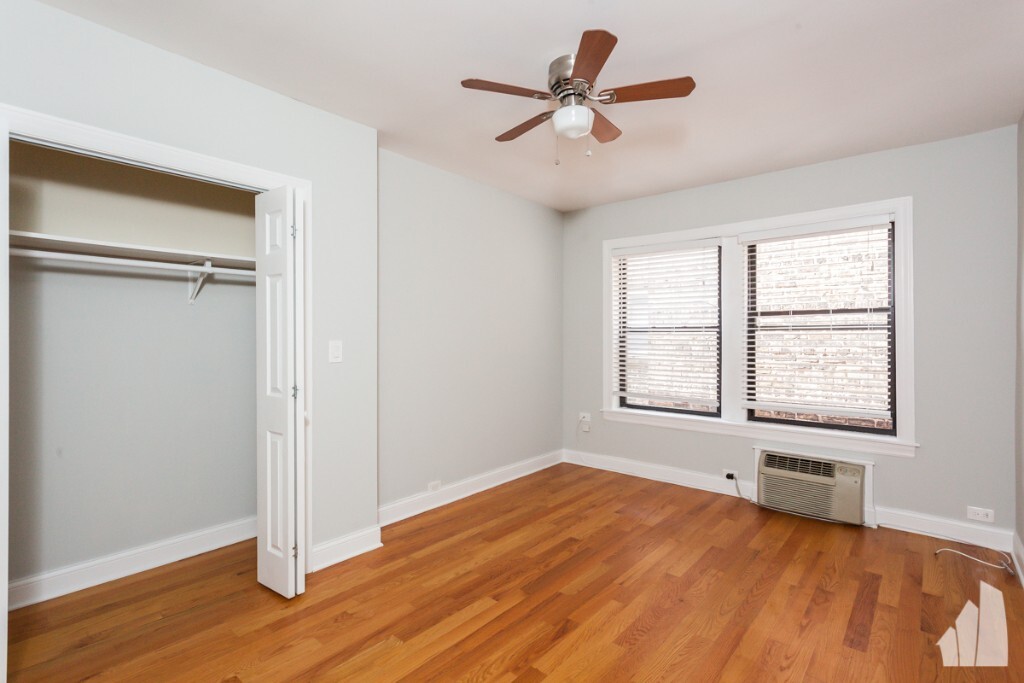 837 W Wolfram St, Unit 303 in Chicago, IL - Building Photo