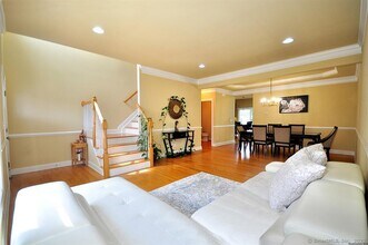 12 Bogart Ln in Newington, CT - Foto de edificio - Building Photo