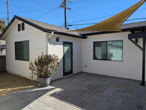 240 W Cedar Ave in Burbank, CA - Building Photo - Building Photo