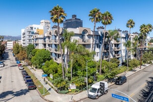 Palm Court Apartments in Los Angeles, CA - Building Photo