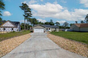 209 Oak Grove Cir in Hubert, NC - Building Photo