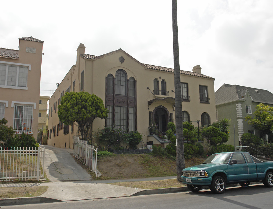 132 S Kenmore Ave in Los Angeles, CA - Building Photo