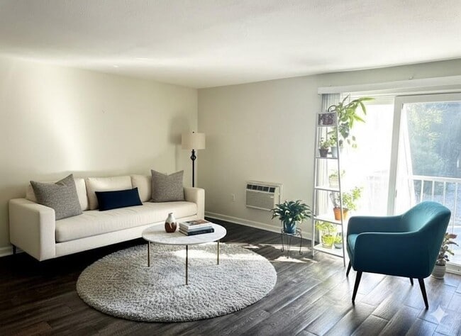 300 Smithfield Rd in North Providence, RI - Building Photo - Building Photo