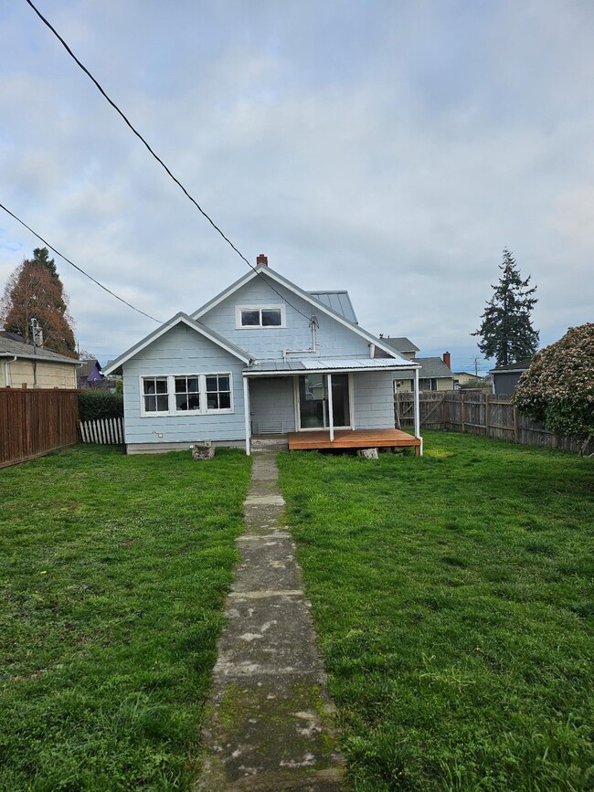 922 W 7th St in Port Angeles, WA - Foto de edificio - Building Photo