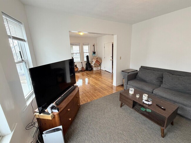 35 Oak St, Unit 2 in Somerville, MA - Building Photo - Building Photo