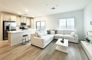 600 Carriage Hill Dr in Las Vegas, NV - Building Photo