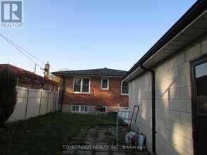 21 Black Creek Blvd in Toronto, ON - Building Photo - Building Photo