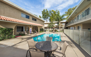 Reseda On The Park in Reseda, CA - Foto de edificio - Building Photo