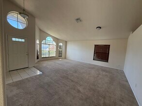 1628 Maximilian Dr in Zephyrhills, FL - Foto de edificio - Building Photo