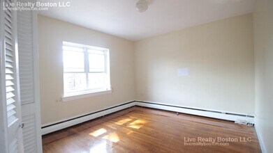 63 Selkirk Rd, Unit #1 in Boston, MA - Foto de edificio - Building Photo