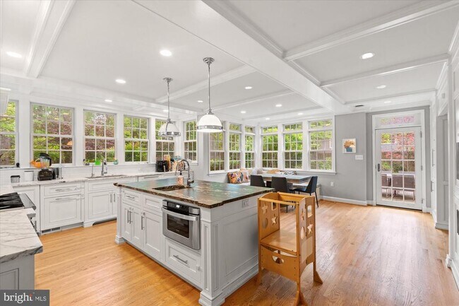3701 Blackthorn Ct in Chevy Chase, MD - Foto de edificio - Building Photo