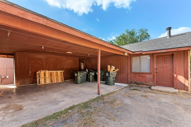 1118 Hazelton St in San Marcos, TX - Building Photo - Building Photo