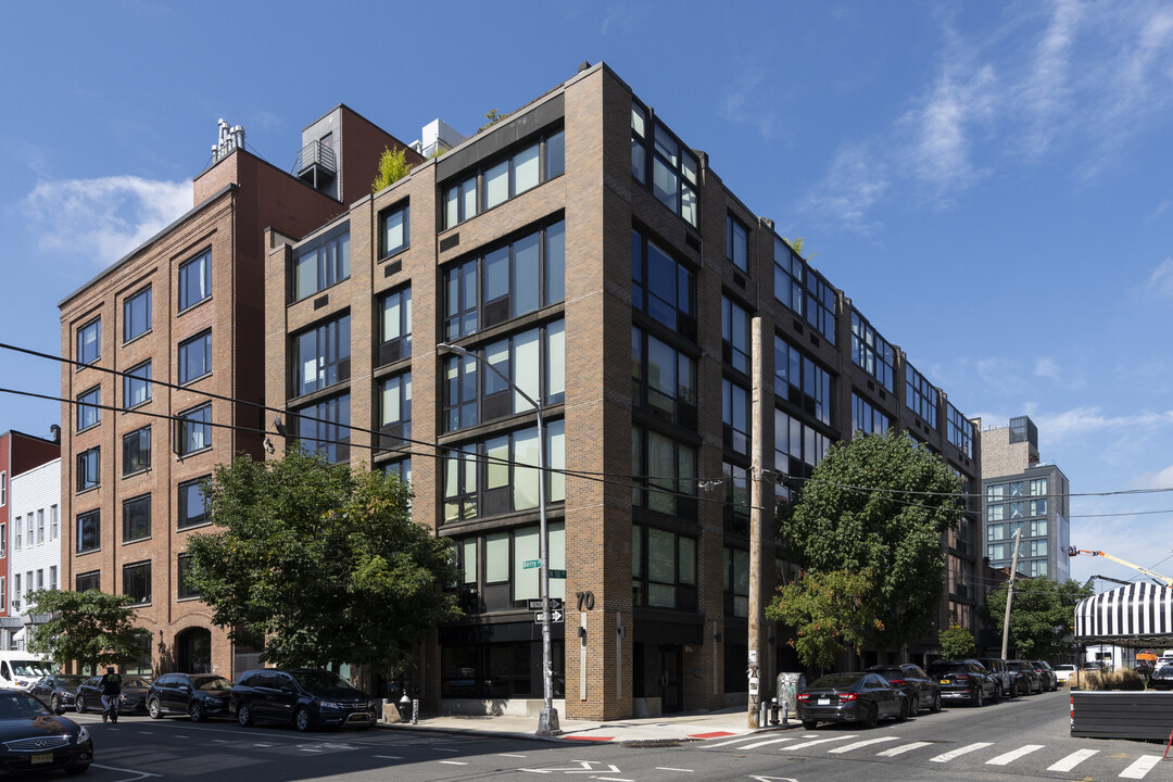 70 Berry St in Brooklyn, NY - Foto de edificio