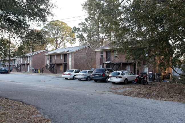 5448-5468 Deloach St in North Charleston, SC - Foto de edificio - Building Photo