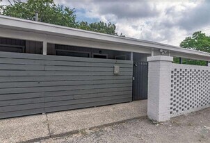 1915 Fairlawn Ln in Austin, TX - Building Photo