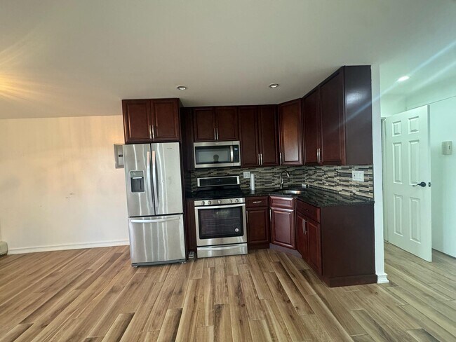 72-31 Metropolitan Ave in Queens, NY - Building Photo - Building Photo