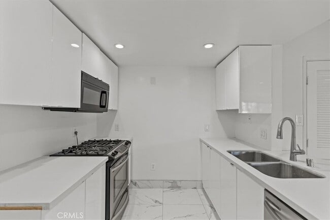 939 Palm Ave, Unit 401 in West Hollywood, CA - Building Photo - Building Photo