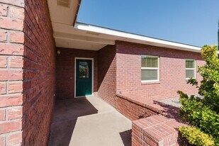 *MOVE IN SPECIAL* $350 OFF FIRST MONTH RENT! Spacious 4 Bedroom Home with Fireplace in Alamogordo, NM - Building Photo