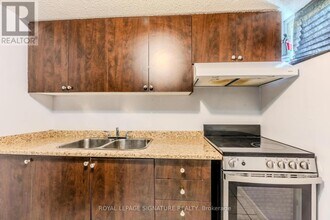 320 Royal Salisbury Way in Brampton, ON - Building Photo - Building Photo