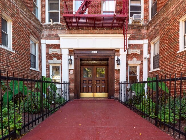 63-89 Saunders St in Queens, NY - Building Photo - Building Photo