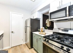 2383 Akers Mill Rd in Atlanta, GA - Building Photo - Building Photo