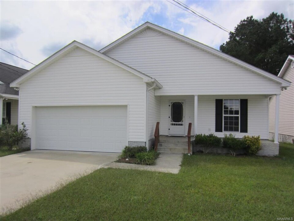 202 Riverview Dr in Daleville, AL - Foto de edificio