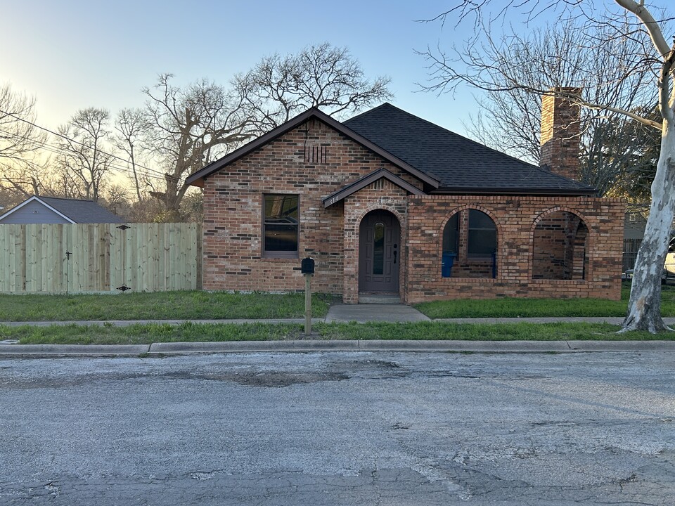 314 S Tesch St in Bellville, TX - Foto de edificio