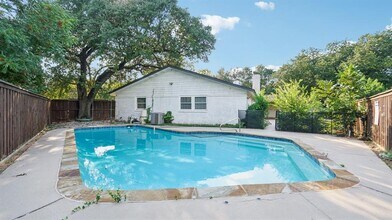 3855 Crest Cove Cir in Dallas, TX - Building Photo - Building Photo