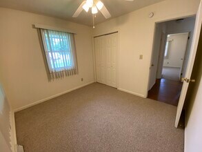 211 S Pfeffer Rd, Unit 3 in Urbana, IL - Foto de edificio - Building Photo