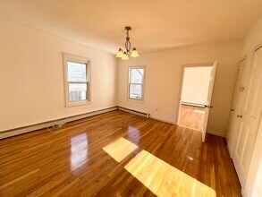 49 Chestnut Ave, Unit #3 in Boston, MA - Foto de edificio - Building Photo